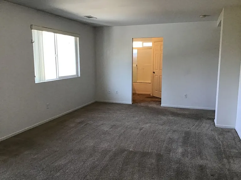 4055 Laurel Park Way — Photo 9