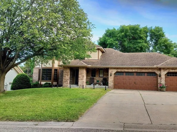 156 Red Oaks Dr, Vadnais Heights, MN 55127