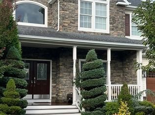 6 Hayloft Ct, Smithtown, NY