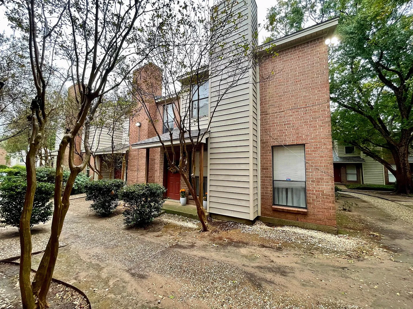 End Of July Pre-Lease 2 Bed, 2.5 Bath Condo Near Campus On Bus Route! — Photo 2
