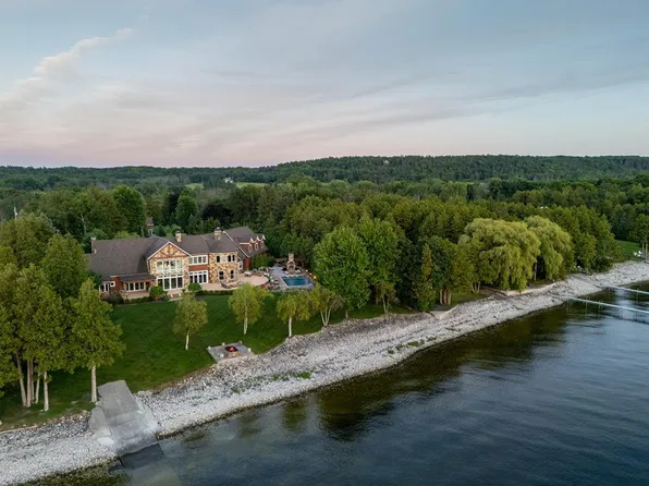 5707 Bay Shore Dr, Sturgeon Bay, WI 54235