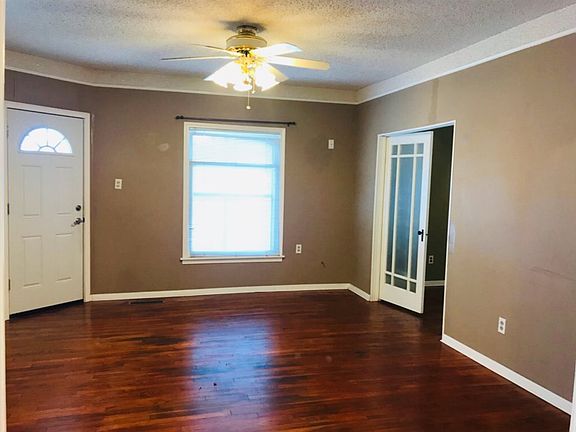 5th image of 701 E Grand Ave