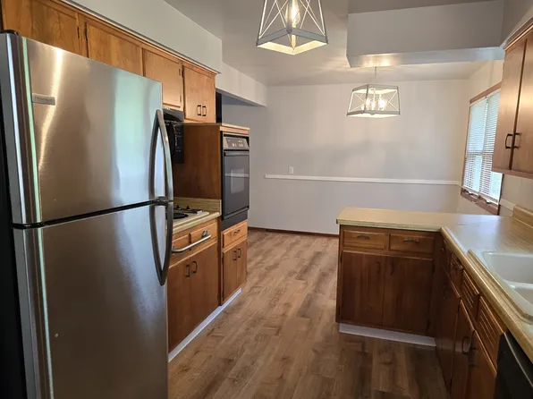 909 54th St, Moline, IL 61265