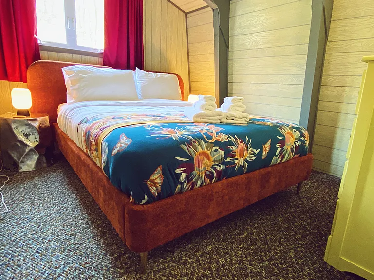 Bedroom 2 with Queen Leesa premium hybrid mattress