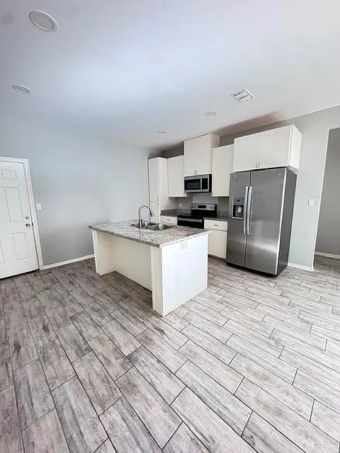 3 bed, 2.0 bath, 4544 sqft, $1,275 — Photo 2