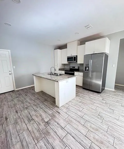 1304 W Heritage Dr — Photo 2