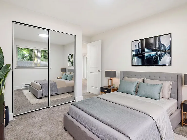Pointe West Apartments — Photo 9