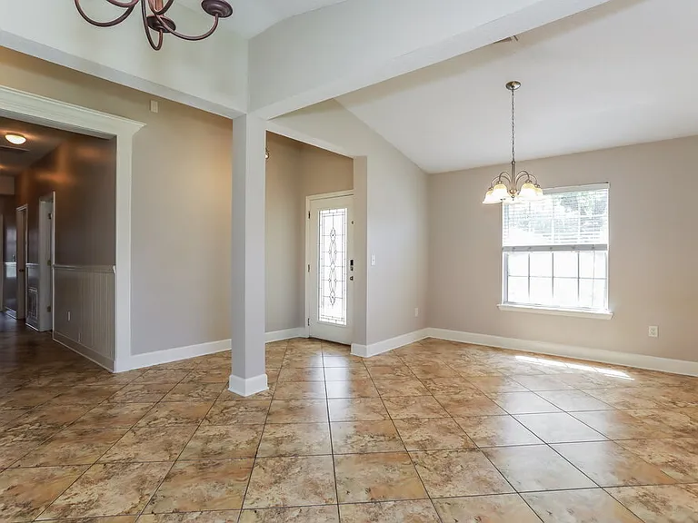 2732 Woodsdale Dr — Photo 6