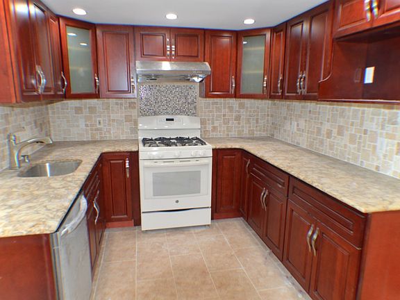 5th image of 30 Barclay Cir