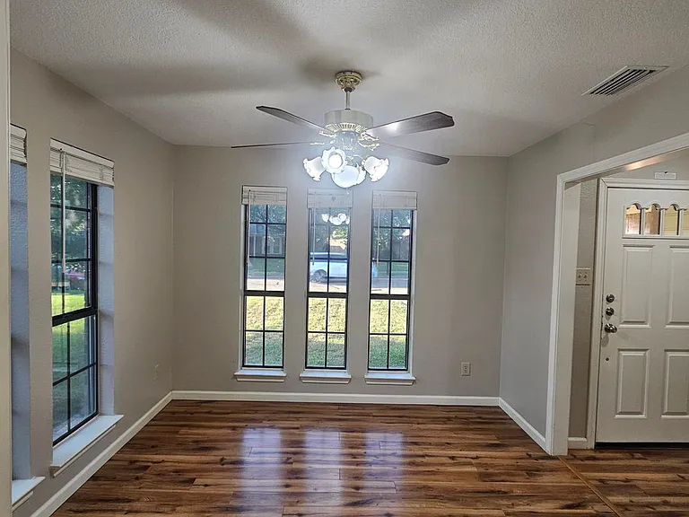 1402 Sheppard Ln — Photo 5