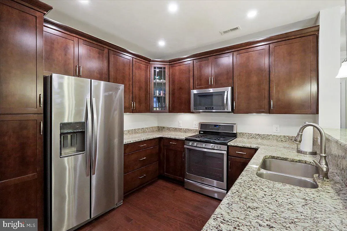 1 bed, 1.5 bath, 854 sqft, $1,990 — Photo 4