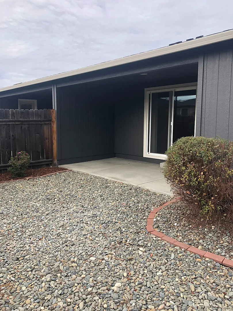 R1210 SW Sun Glo Drive — Photo 2