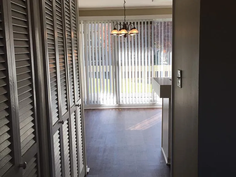 1054 Seacliff Dr N — Photo 2
