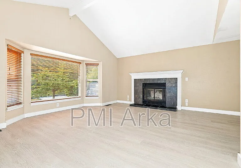 1231 225th Ave NE — Photo 3