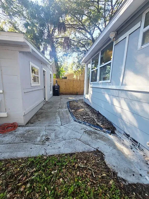 3 bed, 2.0 bath, 876 sqft, $2,900 — Photo 2