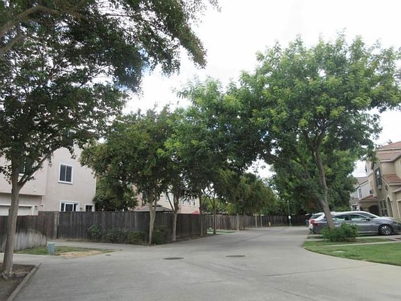 Exterior Neighborhood (street photo)