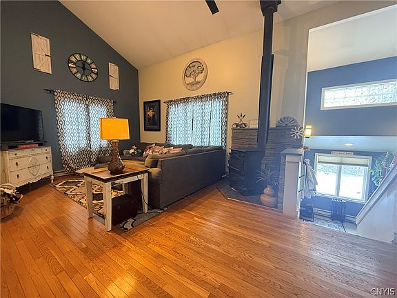 5th image of 211 Sweetland Rd