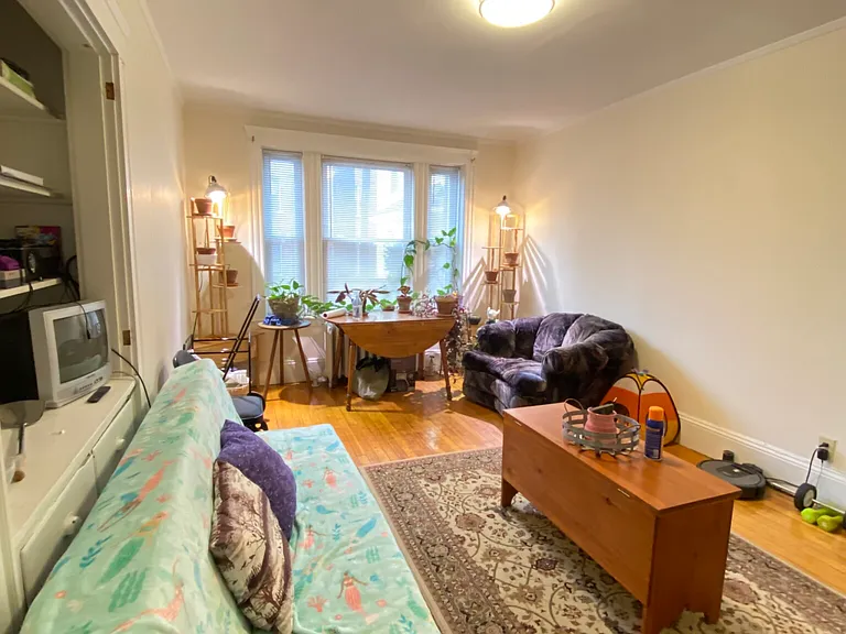 9 Fairfield St #1R — Photo 3