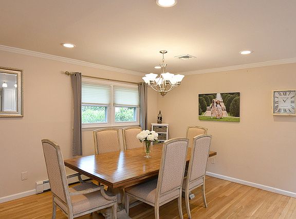 4th image of 45 Villanova Ln