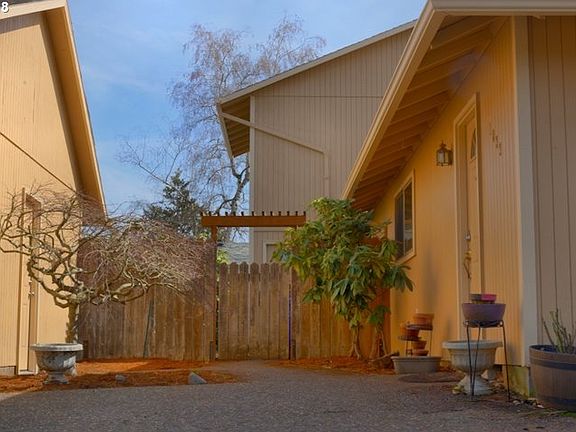 5th image of 1039 1041 Birchwood Dr