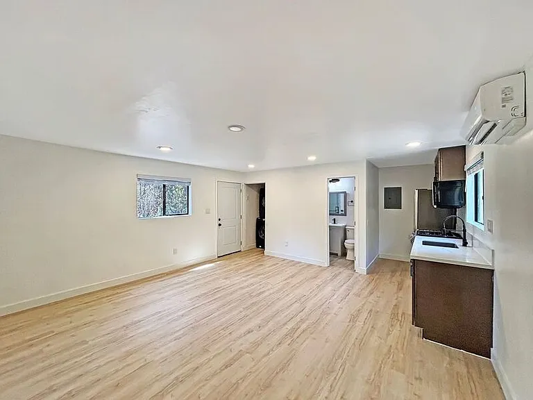 3091 Boundary St — Photo 1