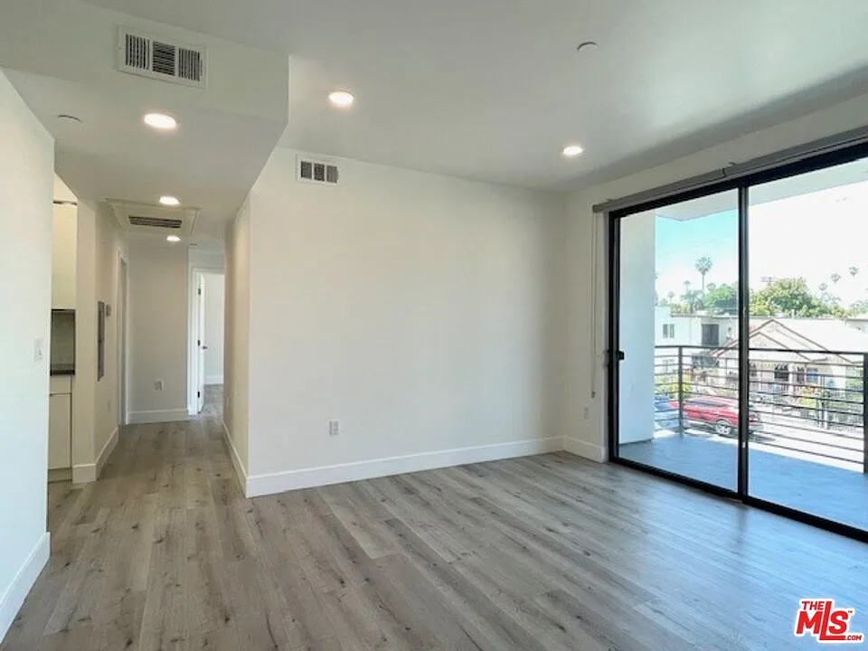 2 bed, 2.0 bath, 1076 sqft, $2,600 — Photo 3