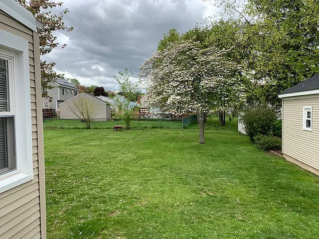A very nice, very manageable rear yard - 84 Hall St