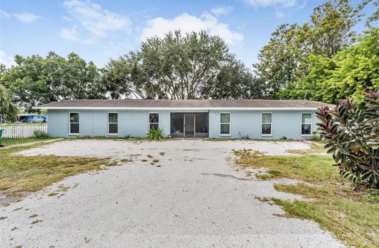2 bed, 900 sqft, $1,900 — Photo 1