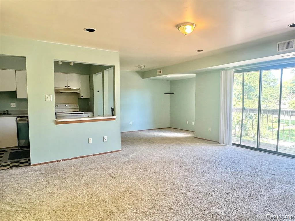 1 bed, 1.0 bath, 807 sqft, $1,200 — Photo 2