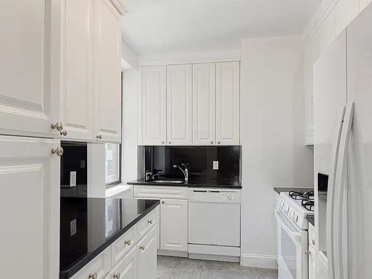 310 E 75th St #4G — Photo 12