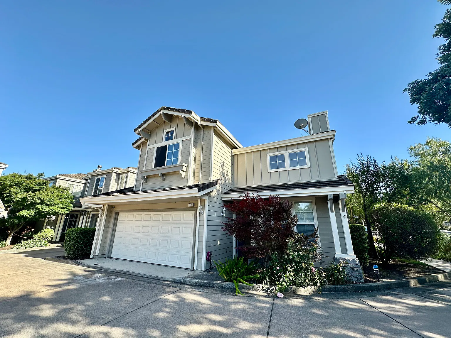 3 bed, 2.5 bath, 1690 sqft, $4,190 — Photo 2
