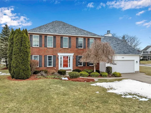 8590 Greenway Ct, East Amherst, NY 14051