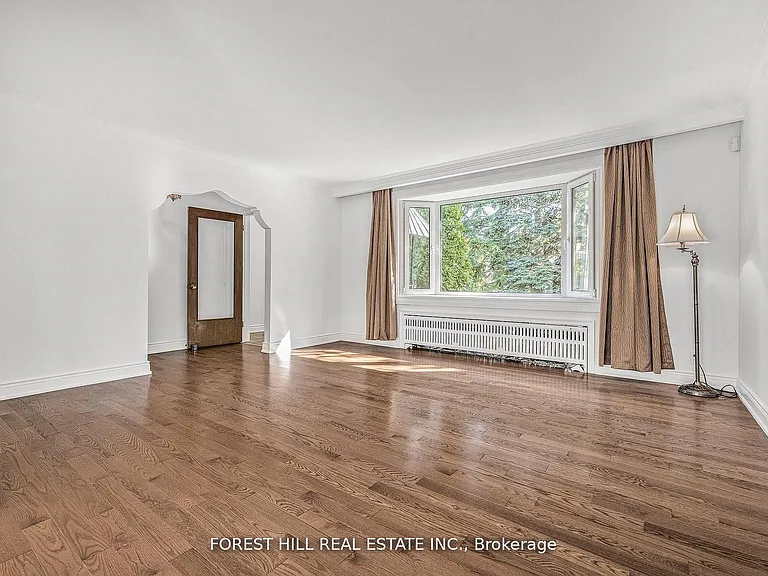 18 Irvington Cres — Photo 2