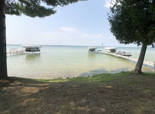 819 Needle Point Dr, Cheboygan, MI 49721