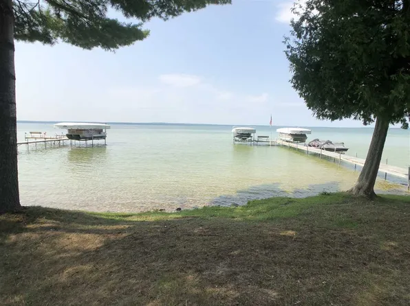 819 Needle Point Dr, Cheboygan, MI 49721