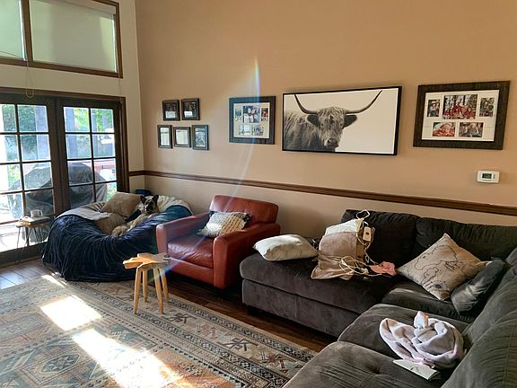 Living room (alternate view)