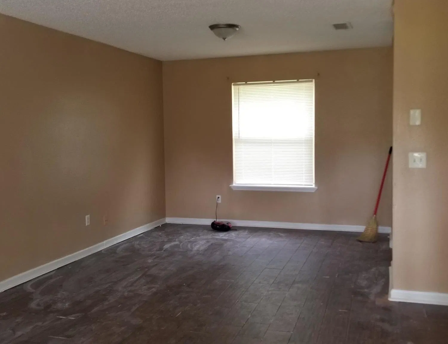 3 bed, 2.0 bath, 1100 sqft, $1,350 — Photo 4