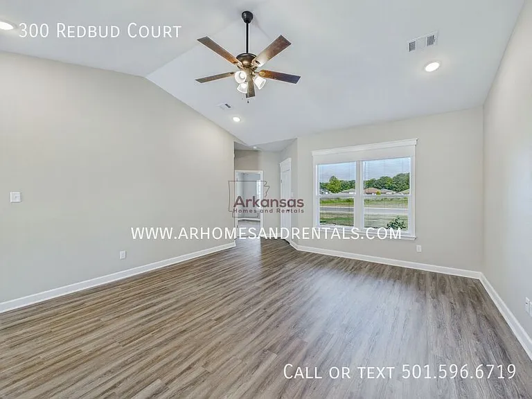 300 Redbud Ct — Photo 2
