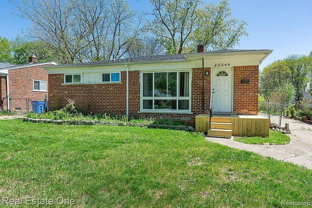 22246 Logue Ave photo 1