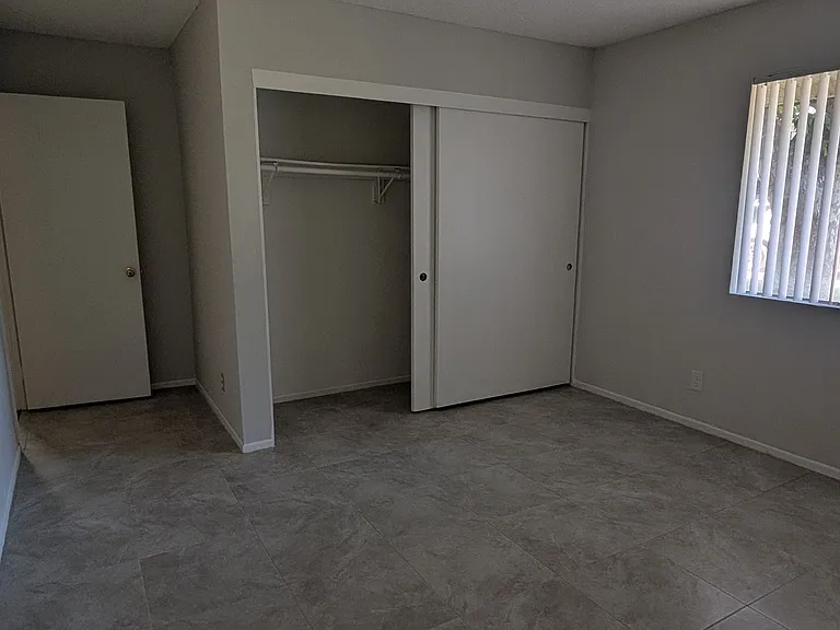 504-512 W Berkeley Ct — Photo 4