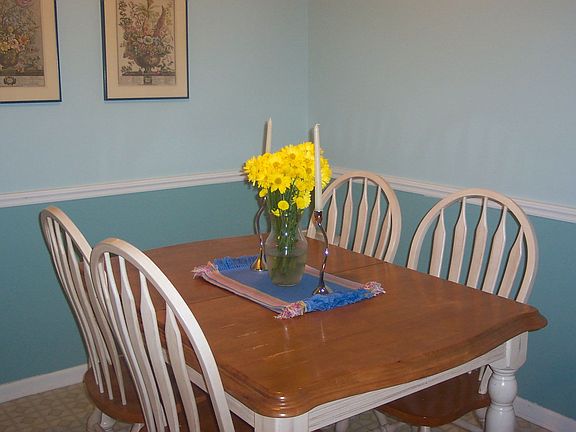 DINING ROOM WITH CHAIR RAIL MOULDING!