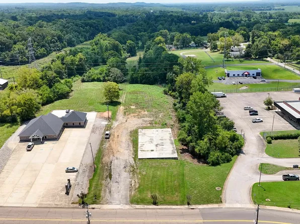665 Water St, Savannah, TN 38372