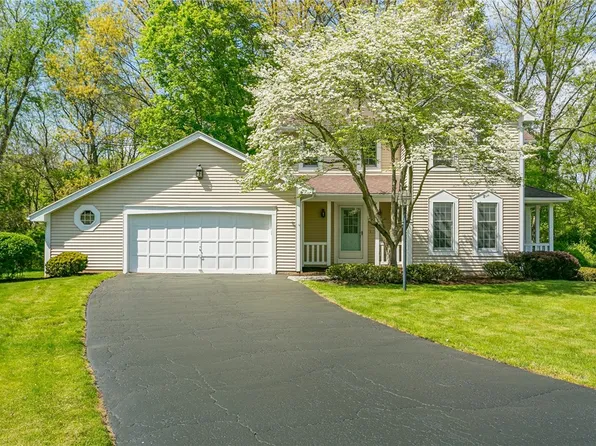 26 Cobblestone Xing, Penfield, NY 14526