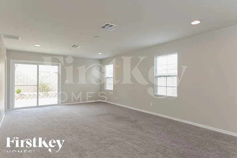 3 bed, 2.5 bath, 2066 sqft, $2,230 — Photo 4