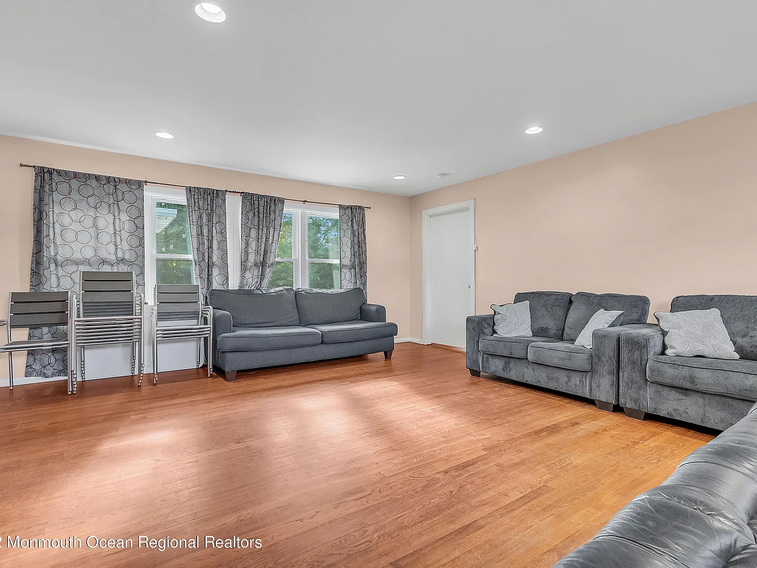 6 bed, 1810 sqft, $2,700 — Photo 2