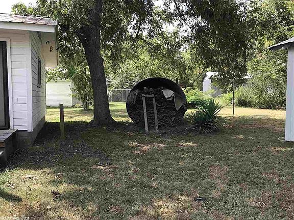 4th image of 801 Magnolia Ave
