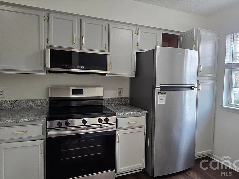 3109 Heathstead Pl — Photo 2