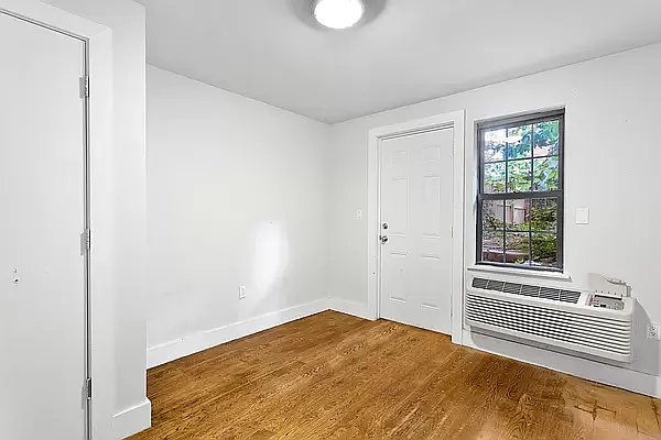 Rented by Safdie Realty Group | media 19