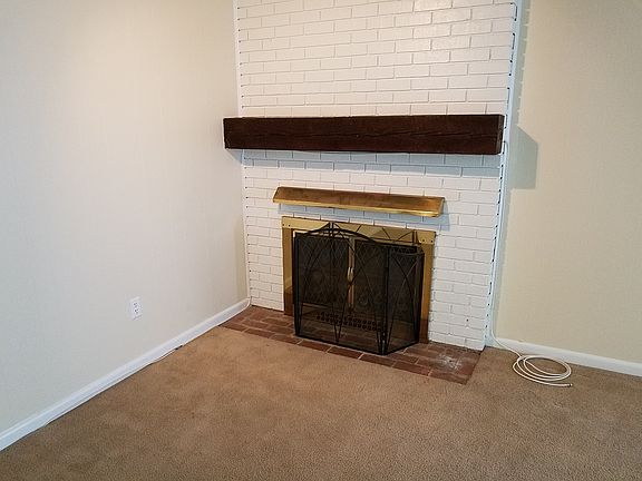 Wood burning fireplace in FR