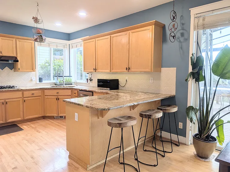 2507 Crestview Dr — Photo 1